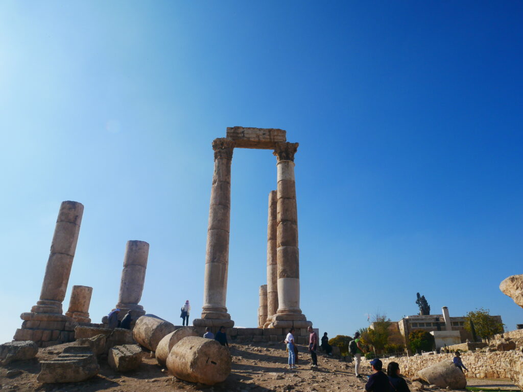 丘の上に建てられた、石でできたアーチ形の古代ローマ遺跡