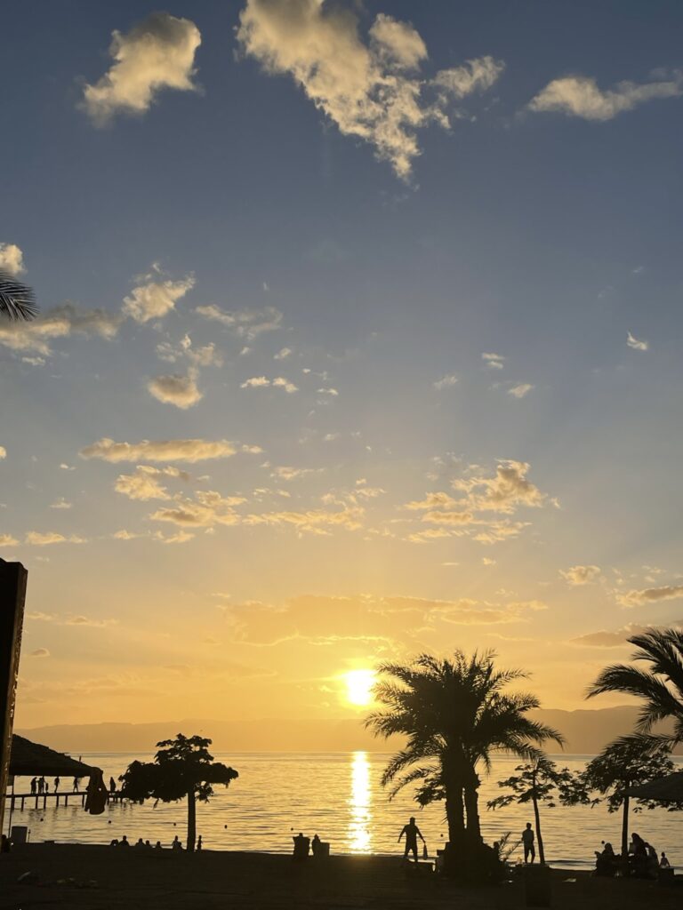 海に沈むオレンジの夕日