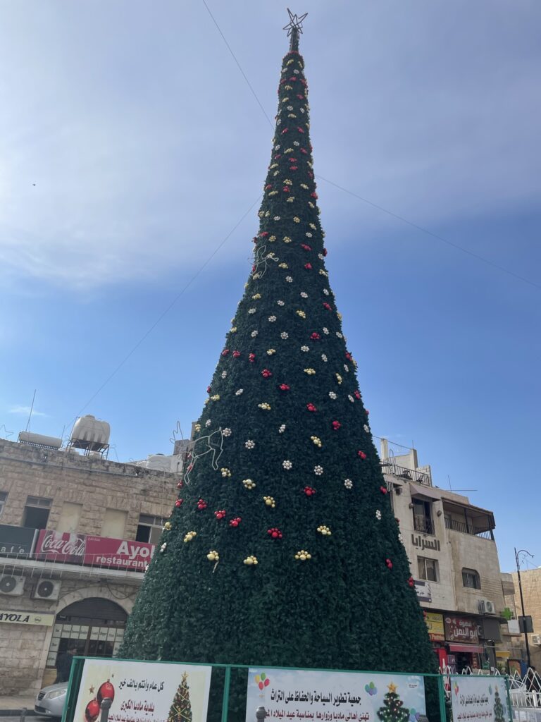 赤白黄色の装飾に彩られた大きなクリスマスツリー