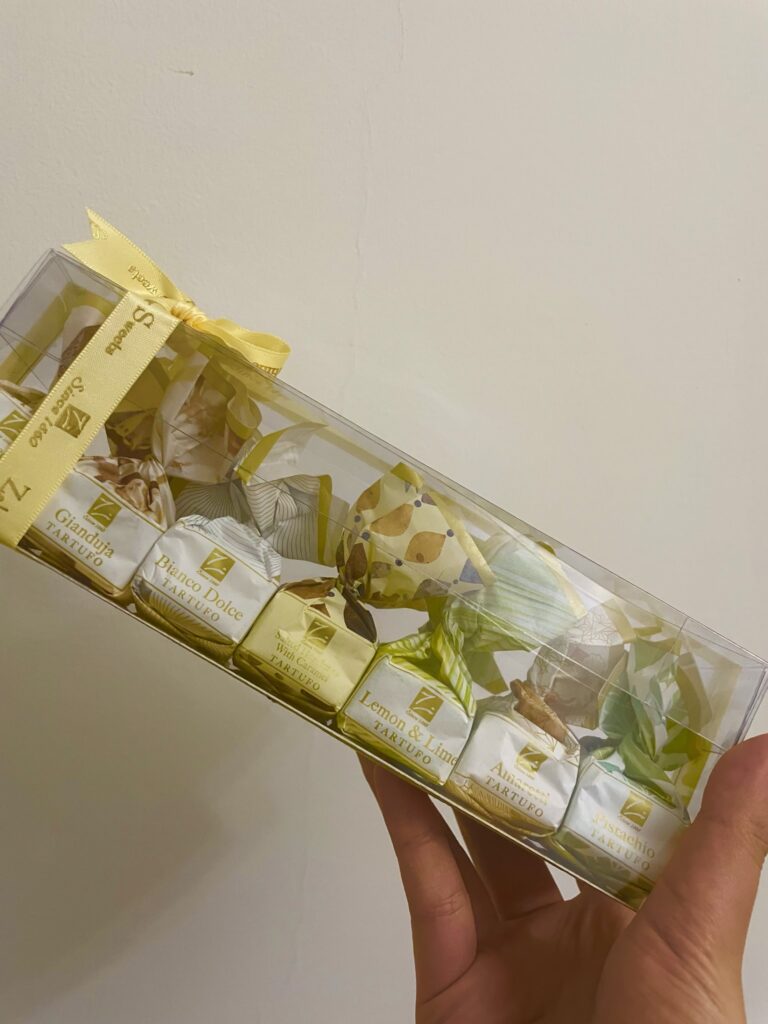 カラフルな包み紙に包まれたお菓子が入ったプラスチックの箱