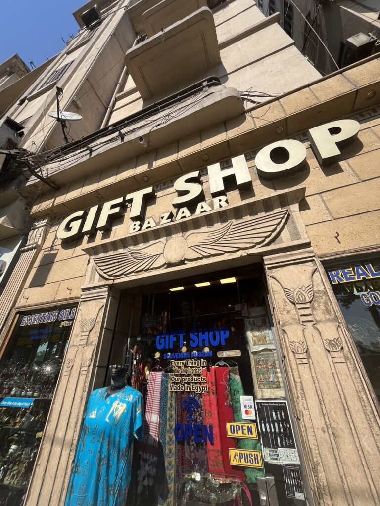 GIFT SHOP BAZAARと書かれたギフトショップも外観