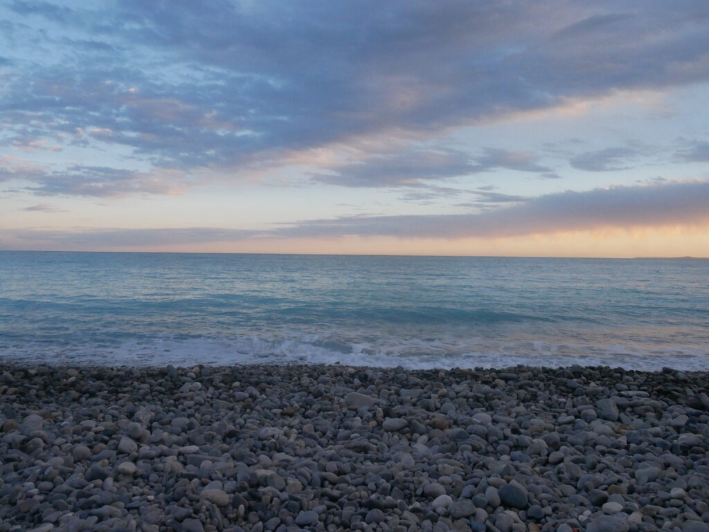 夕日に染まる海