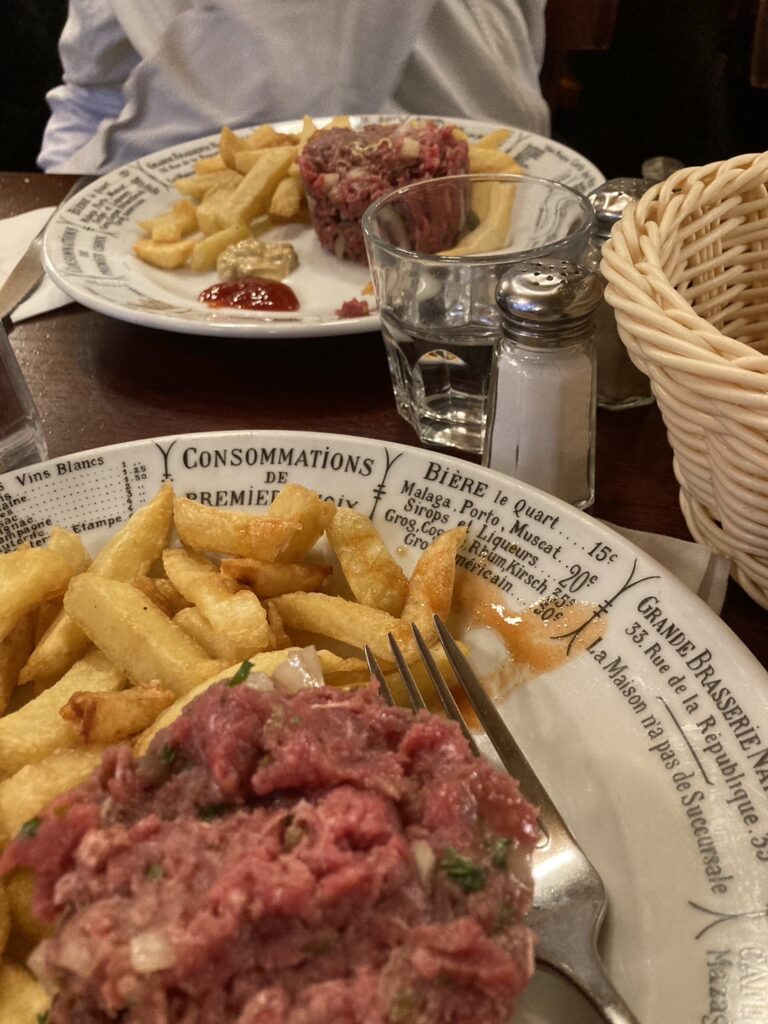 パリのビストロビクトワールのビーフタルタル